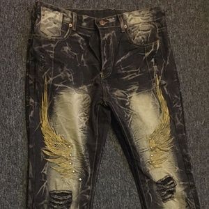 (NEVER WORN) Men’s distressed Faded jeans with patches.